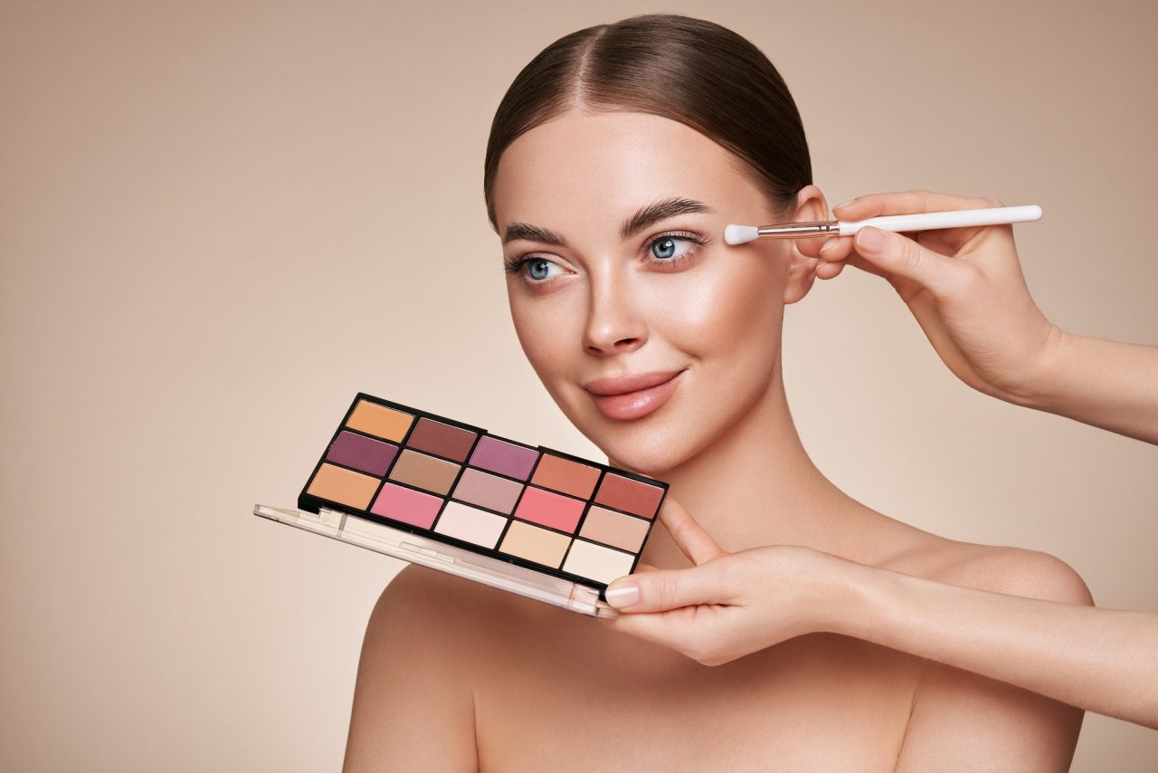 makeup artist applies eye shadow 3